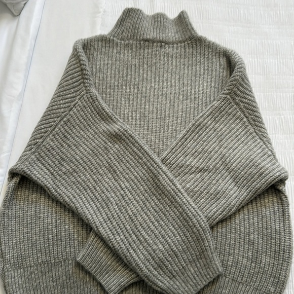 Express -Size XS- grey sweater - Picture 9 of 9